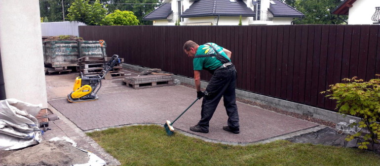 Kostka brukowa pod drewutnię